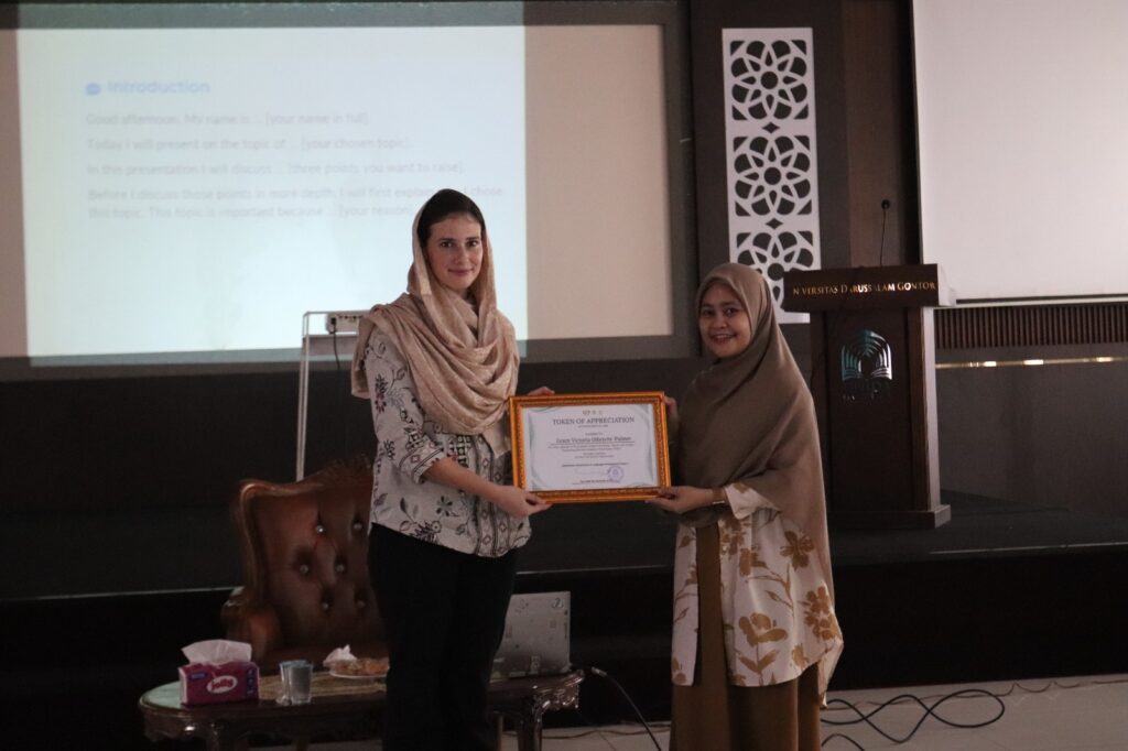 English Academic Workshop DPB UNIDA Gontor tentang keterampilan presentasi akademik bahasa Inggris