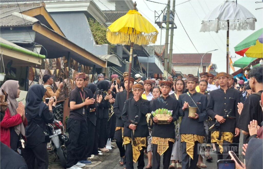 Enam mahasiswa UNIDA Gontor mengikuti Pembukaan Yadnya Karo Tengger Prangkulon di Pasuruan