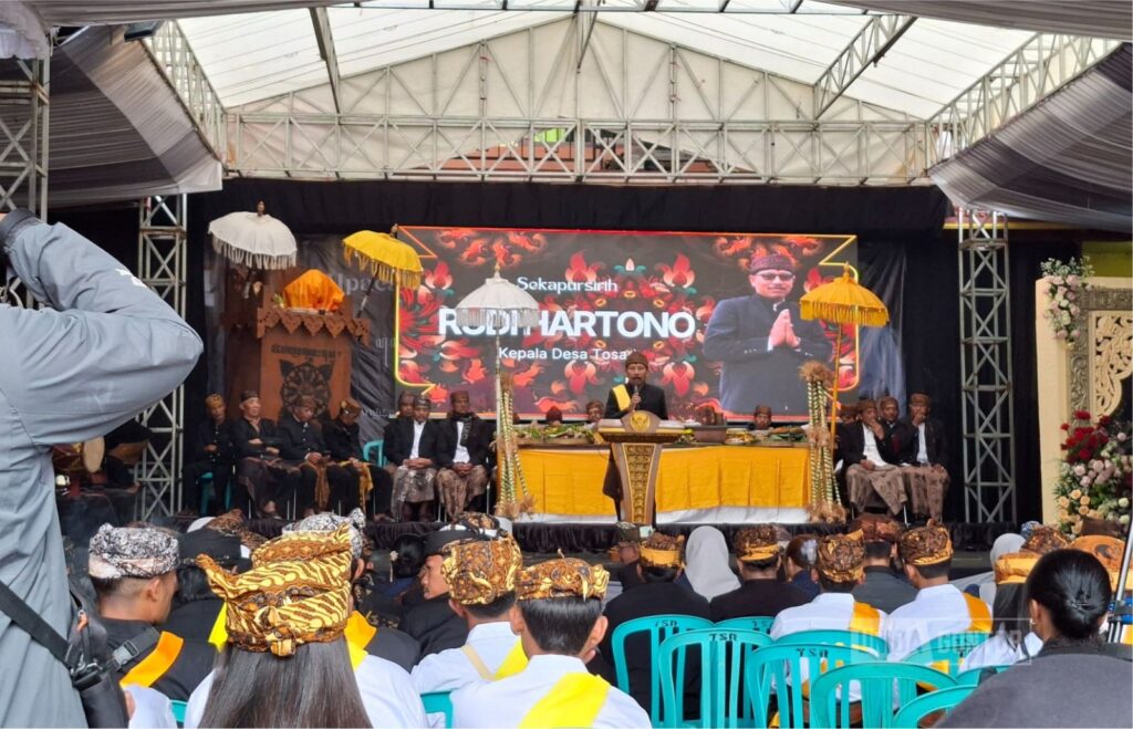 Enam mahasiswa UNIDA Gontor mengikuti Pembukaan Yadnya Karo Tengger Prangkulon di Pasuruan