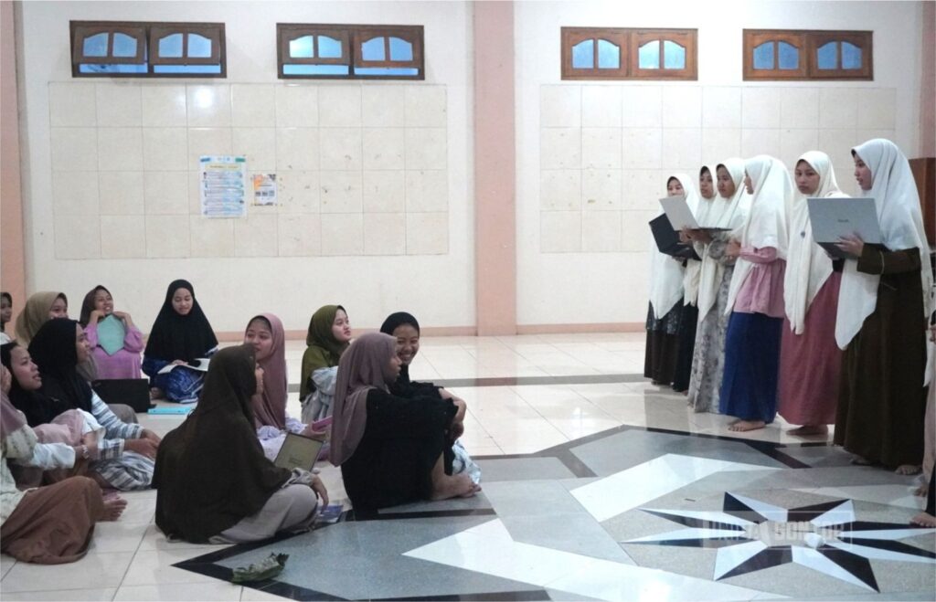 Mahasiswi Farmasi UNIDA Gontor memberikan edukasi diabetes melalui Thibbun Nabawi