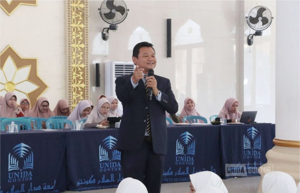 Kuliah Umum UNIDA Gontor Kelas C tentang pendidikan holistik