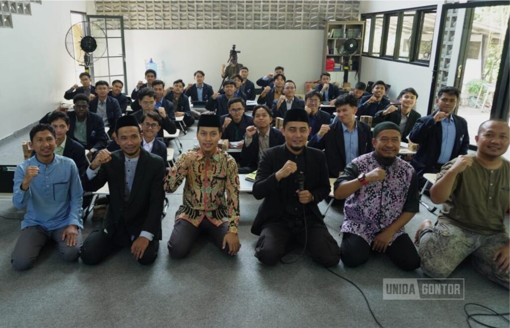 Ustadz Alvin Lazuardi menyampaikan materi literasi Al-Qur’an kepada mahasiswa IAT UNIDA Gontor