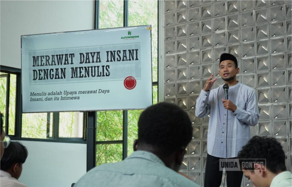 Ustadz Alvin Lazuardi menyampaikan materi literasi Al-Qur’an kepada mahasiswa IAT UNIDA Gontor