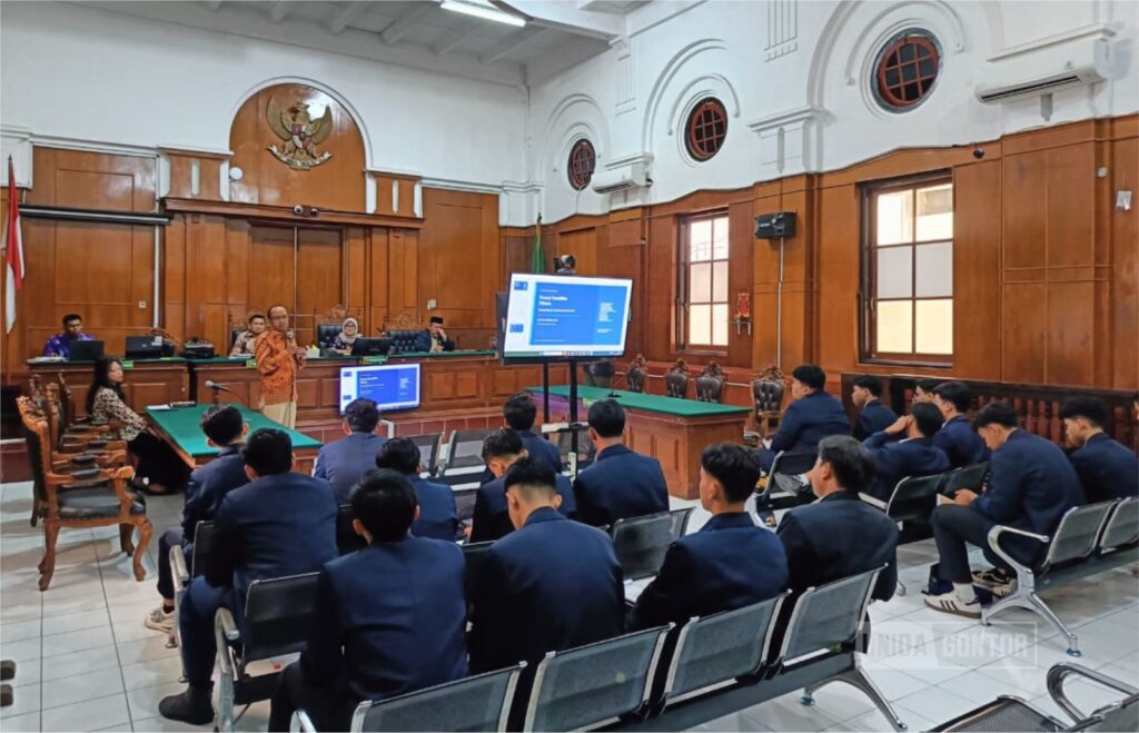 Mahasiswa PMH UNIDA Gontor mengikuti studi lapangan di Pengadilan Negeri Surabaya