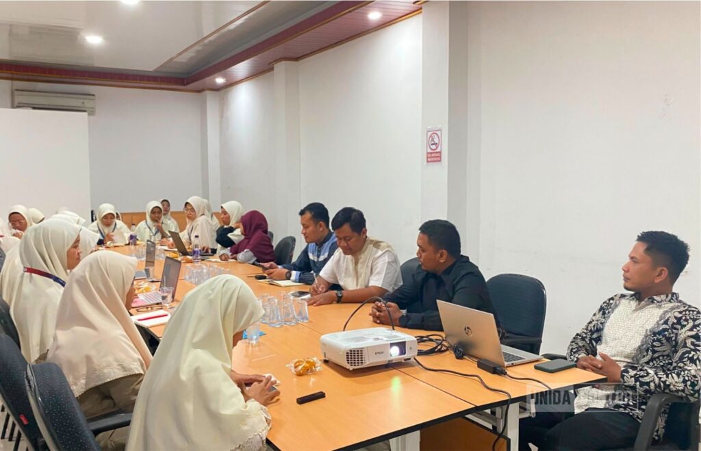 Mahasiswi IQT UNIDA Gontor mengikuti kunjungan akademik ke Majalah Gontor