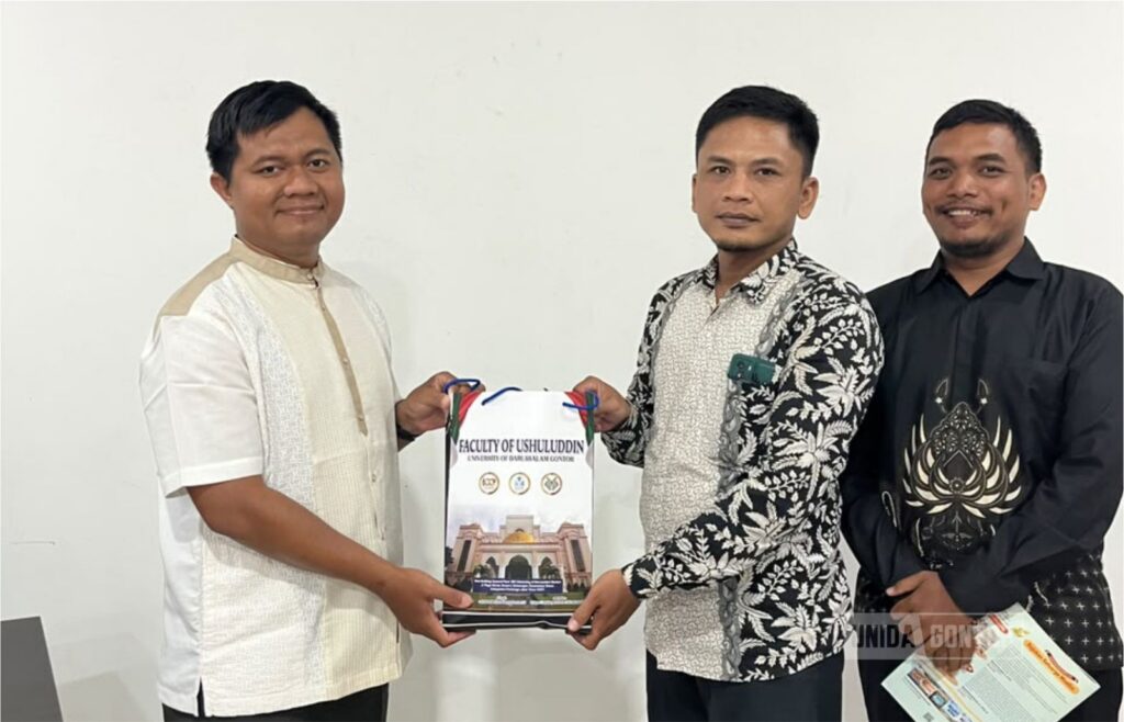 Mahasiswi IQT UNIDA Gontor mengikuti kunjungan akademik ke Majalah Gontor